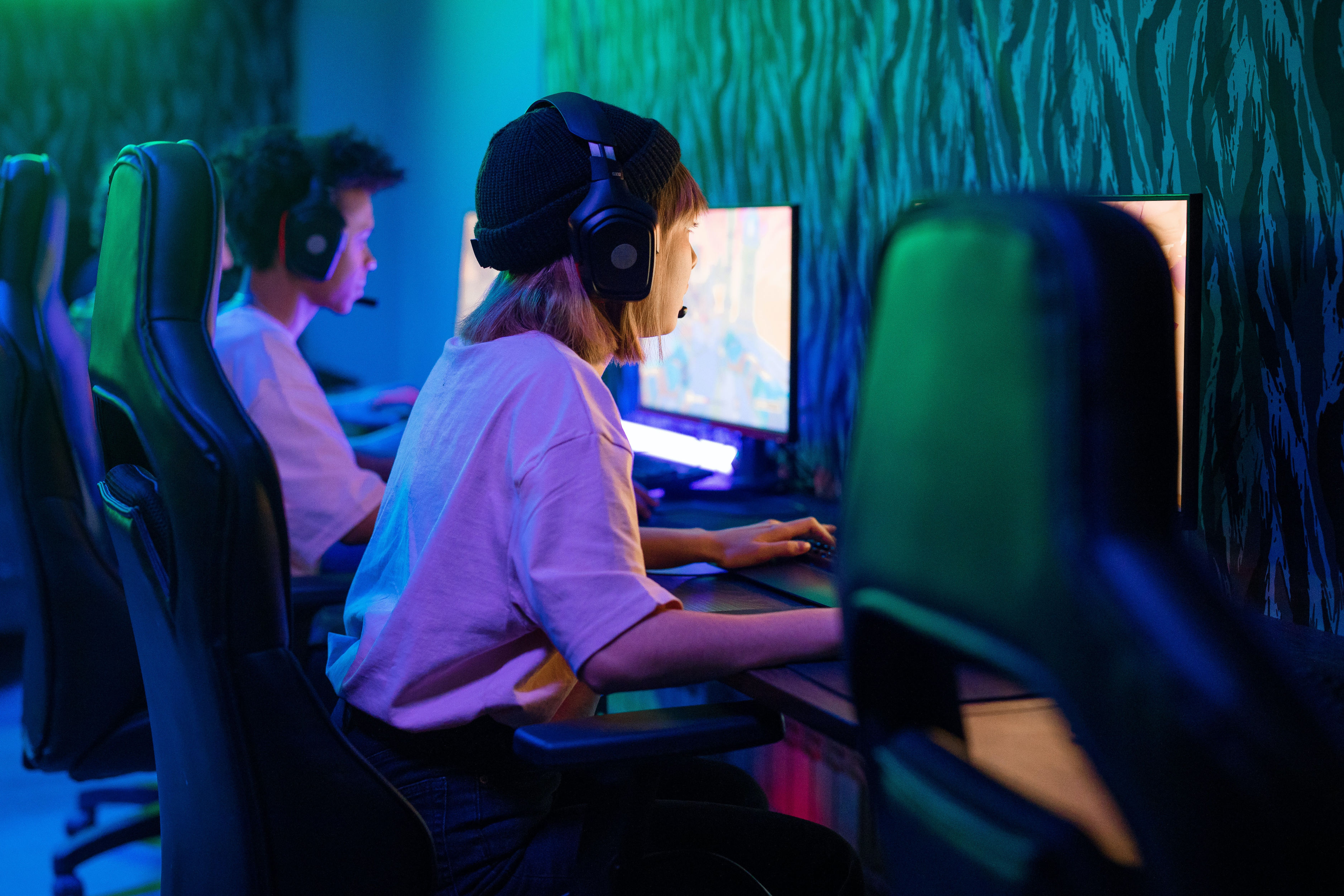 Breaking Stereotypes | Female Gamers in Online Gaming